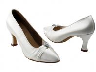 Gesloten dansschoenen : Mooie stijlvolle witte satijnen dansschoen met strass applicatie.
Ook mooi als bruidschoentje.
Levertermijn: onmiddellijk

